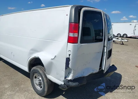 2015 Chevrolet Express 2500 Work Van z USA, uszkodzony, nr VIN 1GCWGGCF9F1163845